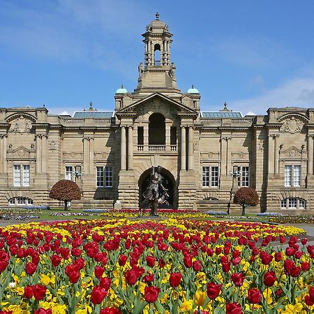 Stylish 4 Double Bedroom House In Bradford, Views Of Hillside And Parking Шипли Экстерьер фото