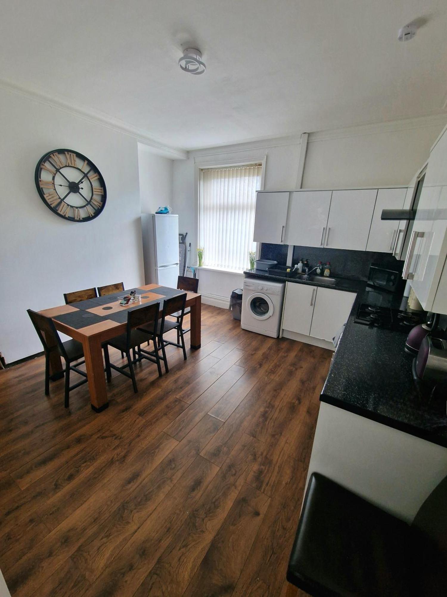 Stylish 4 Double Bedroom House In Bradford, Views Of Hillside And Parking Шипли Экстерьер фото