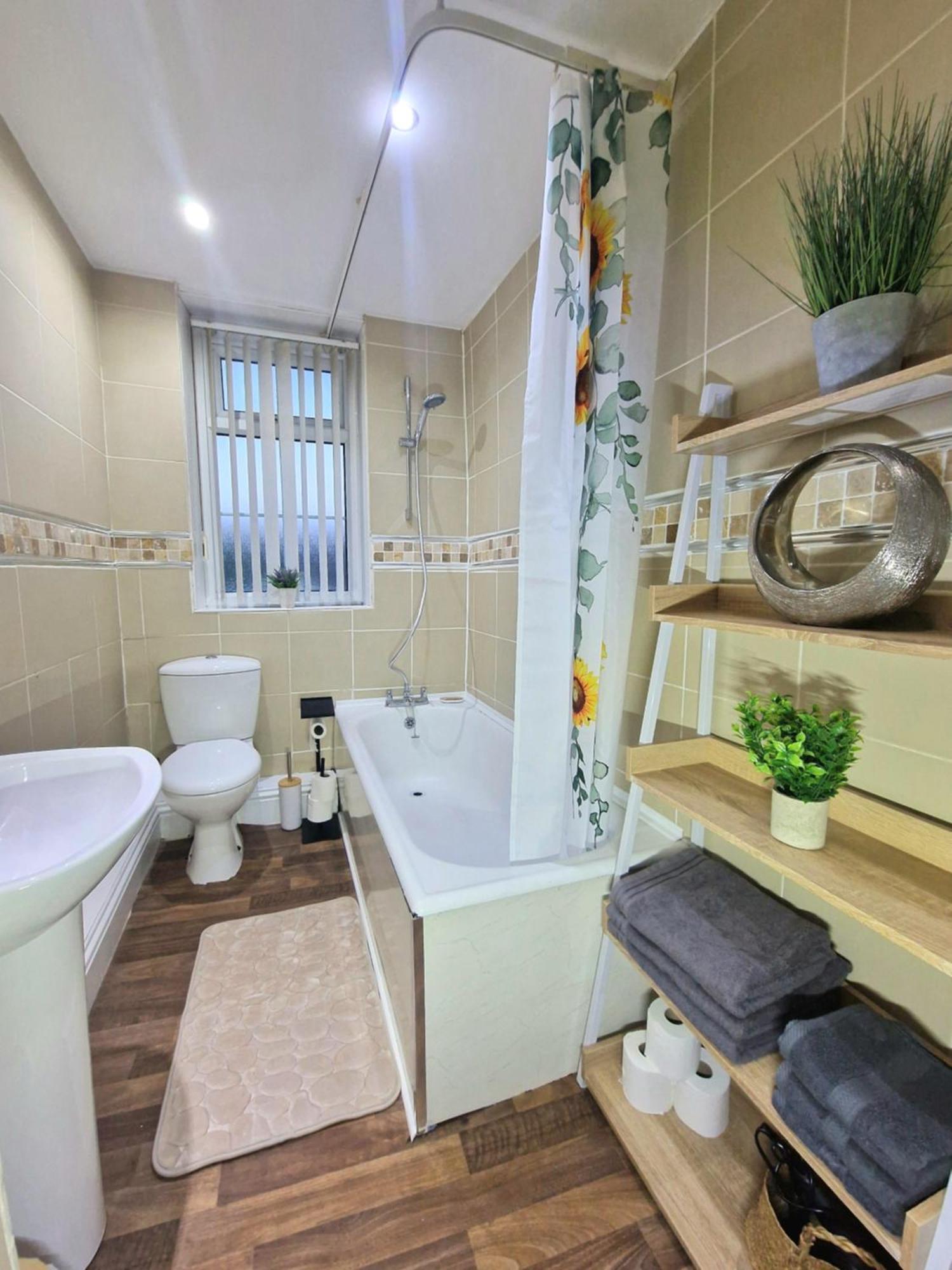 Stylish 4 Double Bedroom House In Bradford, Views Of Hillside And Parking Шипли Экстерьер фото