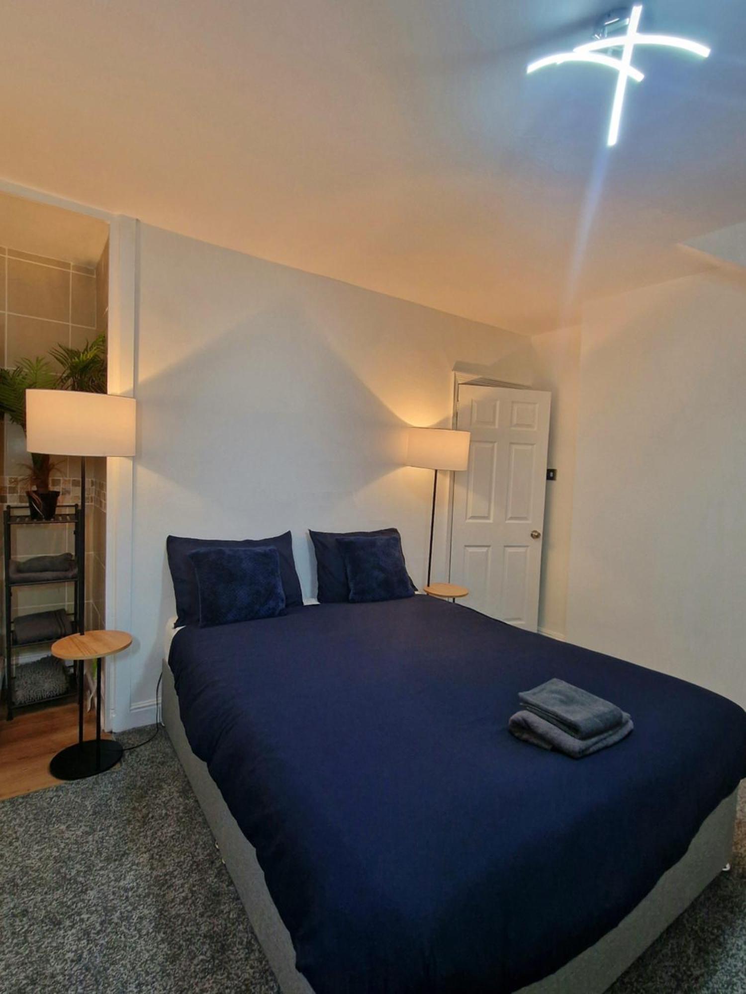 Stylish 4 Double Bedroom House In Bradford, Views Of Hillside And Parking Шипли Экстерьер фото