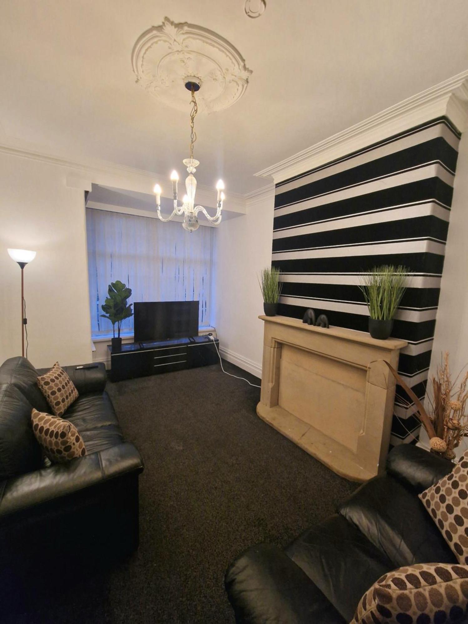 Stylish 4 Double Bedroom House In Bradford, Views Of Hillside And Parking Шипли Экстерьер фото